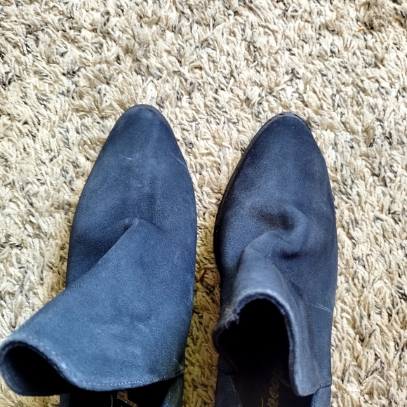 FREE PEOPLE CHARM DOUBLE V CUTOUT CHELSEA SUEDE BOOTIES DARK BLUE Sz 7,5 - Picture 6 of 9